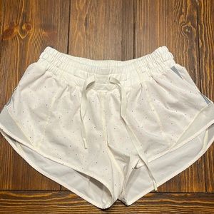 Lululemon cream Hotty Hot Shorts size 6